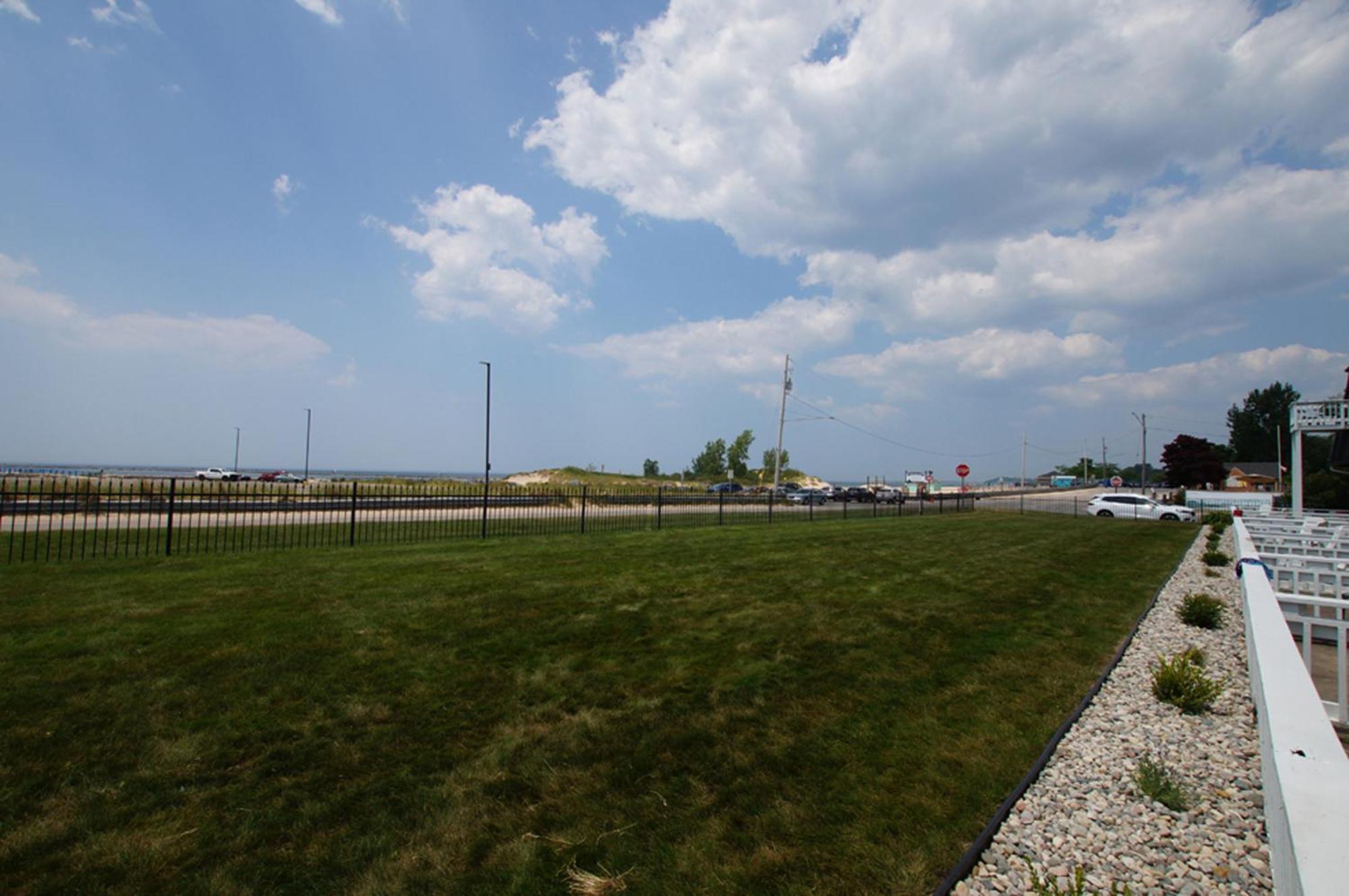 Snyders Shoreline Inn Ludington Exterior foto
