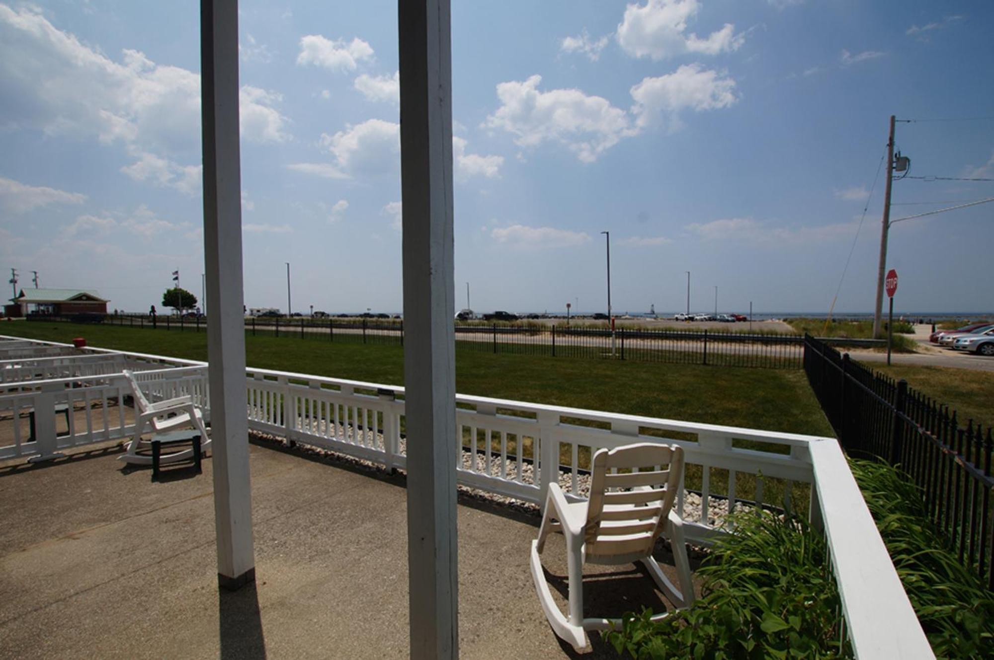 Snyders Shoreline Inn Ludington Exterior foto