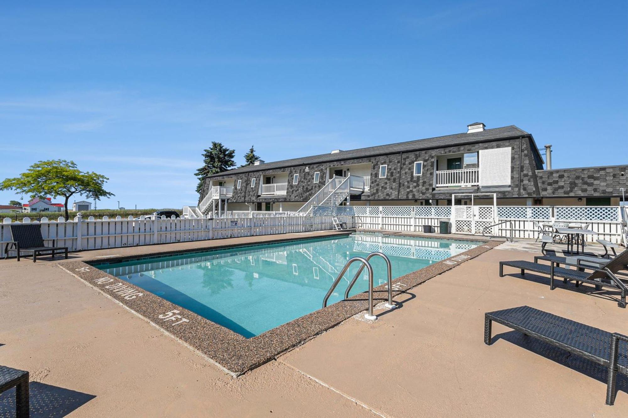Snyders Shoreline Inn Ludington Exterior foto