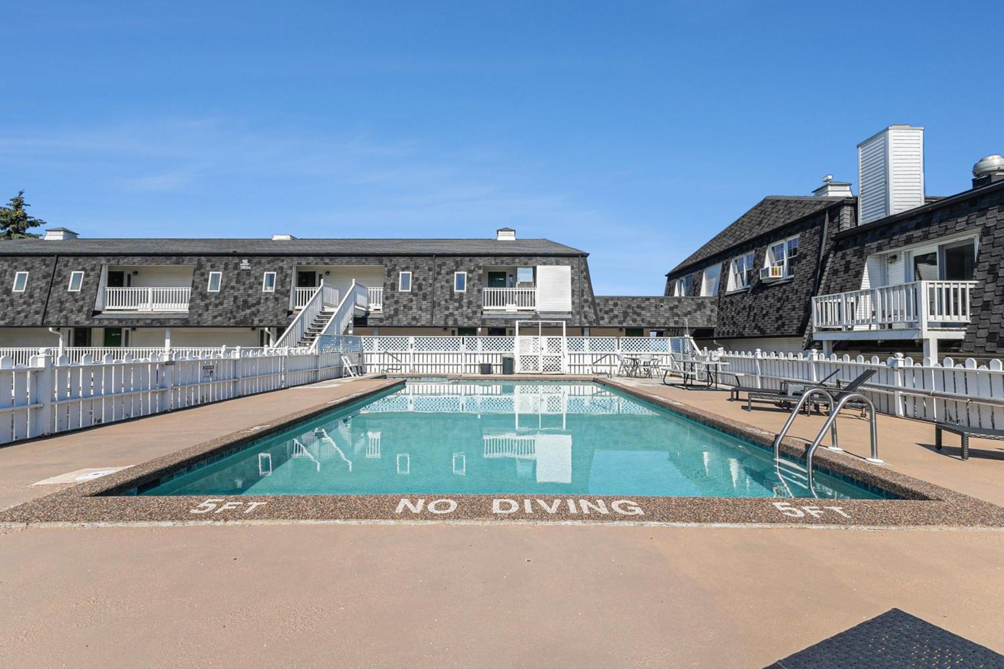 Snyders Shoreline Inn Ludington Exterior foto